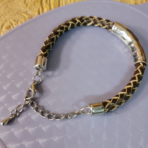 Unisex Leather and Silver Colored Metal Accent. - Picture 1 of 4